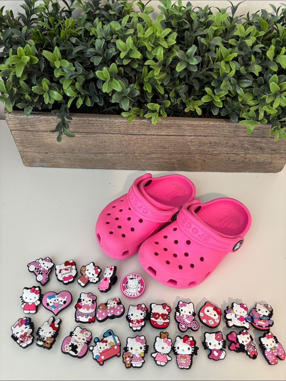 Crocs Toddler Pink clogs with 25 Hello Kitty Fun Charms